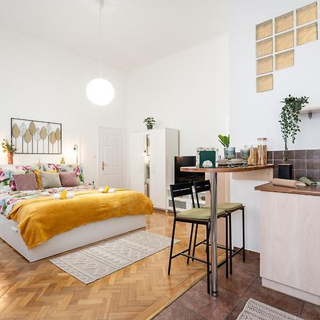 Cosmopolitan Studio - Chic Getaway In A Fancy Neighbourhood Budapest Exterior photo